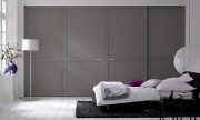 01 Begehbarer Kleiderschrank in stilvollem Schlafzimmer