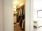 09 Begehbarer Kleiderschrank mit raumhohen Schiebetüren