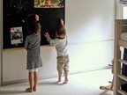 02 Schiebetürenschrank und Kreidetafel