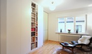 03 Einbauschrank und Schiebetür als Raumteiler zum Treppenhaus