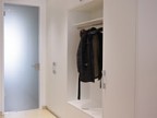 14 Dielenschrank mit offener Garderobe