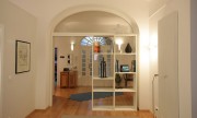 17 Transparenter Windfang mit Glasschiebetür und Regal