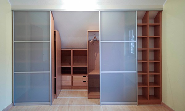 Einbauschrank mit Schiebetüren